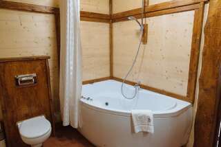 Гостиница Усадьба Добролюбово Суздаль Люкс с кроватью размера "king-size" и ванной с гидромассажем-5